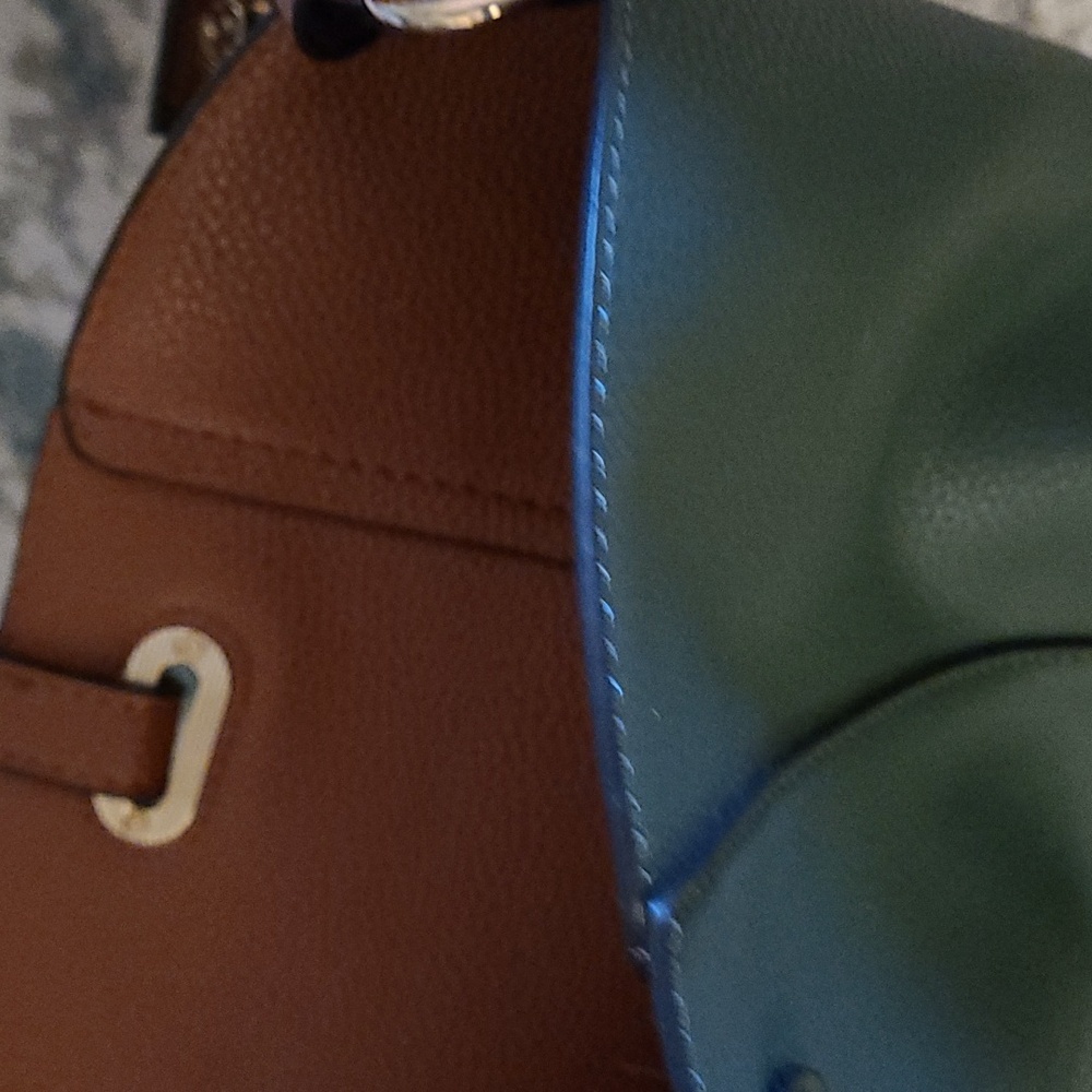 New condition vegan totes with attached coin purses and addtl matching bags - Picture 10 of 14